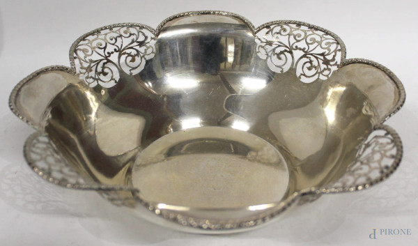 Centrotavola in argento traforato, H 9 cm., diam. 29 cm, gr. 480.