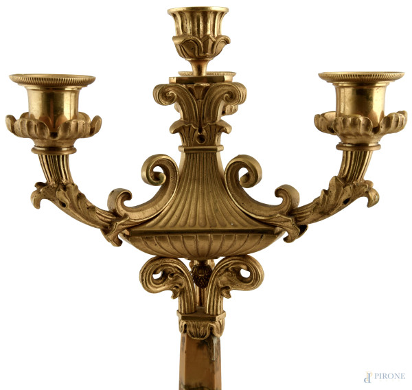 Coppia di candelabri in bronzo finemente cesellato a cinque luci con fusto in marmo, XX secolo, a...