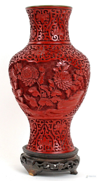 Vaso in lacca rossa con decorazione floreale e geometrica resa ad intaglio, arte orientale, XX secolo, alt. cm 23, poggiante su base in legno