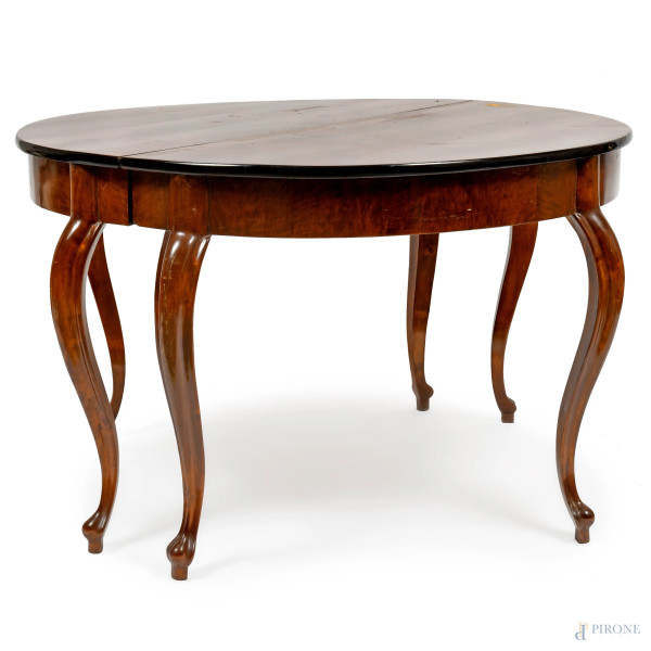 Coppia di consolles in noce con tre gambe mosse, XX secolo, cm 72,5x114x62, (difetti)