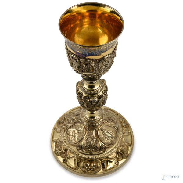 Calice in argento e argento vermeil finemente cesellato, XX secolo, altezza cm 27, peso lordo gr ...