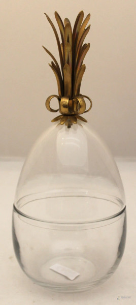 Centrotavola a forma di uovo in vetro con manico in metallo dorato, h. 32 cm.