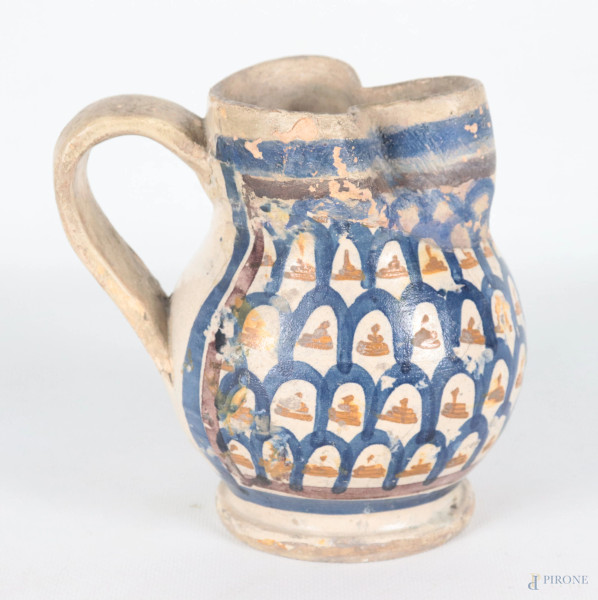 Brocca in terracotta con decorazioni in blu su fondo bianco, XIX secolo, cm 15x13x15, (segni di usura, scalfiture, cadute di smalto, difetti)