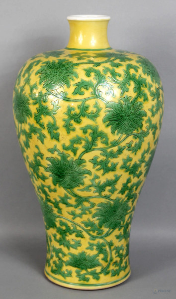 Vaso in porcellana gialla con decori verdi a motivi floreali, Cina XX sec, h. 37 cm.