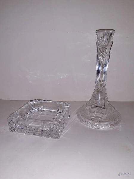 Lotto di un candelabro e un posacenere in cristallo, h 21 cm.