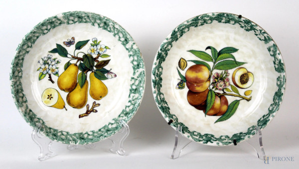 Coppia di piatti in ceramica policroma a decoro di frutti, diametro cm 21,5, XX secolo.
