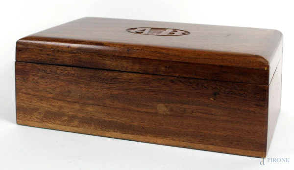 Scatola in legno con iniziali incise sul coperchio, cm h 12x31x18,5