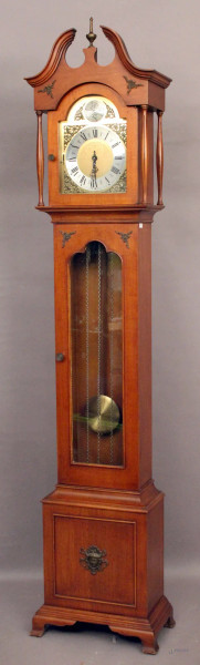Orologio a pendolo a torre in noce, quadrante in ottone, H 205 cm.