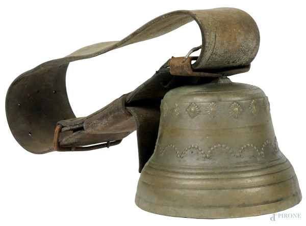 Campanaccio tirolose in metallo, con firma all'interno, misure campana cm 17x21