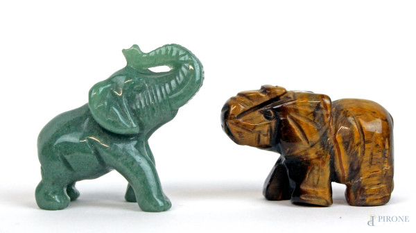 Due piccole sculture di elefanti in giada ed occhio di tigre, alt.max cm 4,5, XX secolo.