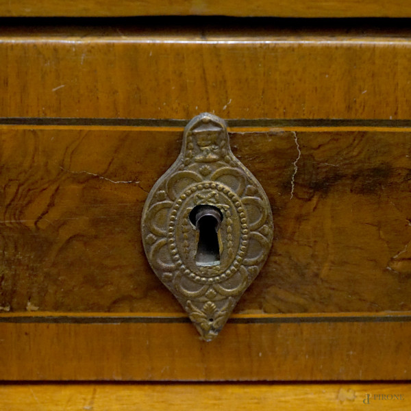 Comò in legno impiallacciato in varie essenze, Nord-Europa, fine XVIII-inizi XIX secolo, cm 94x12...