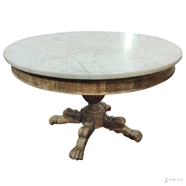 Tavolo tondo in legno con piano circolare in marmo poggiante su fusto in legno tornito terminante...