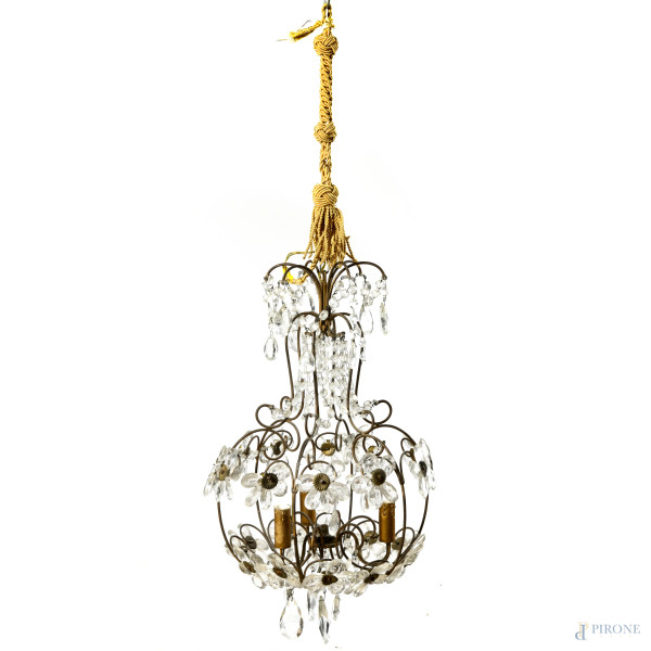 Lampadario in ferro battuto a tre luci con pendenti in cristallo, XX secolo, cm 70x34, (segni di usura del tempo, difetti)
