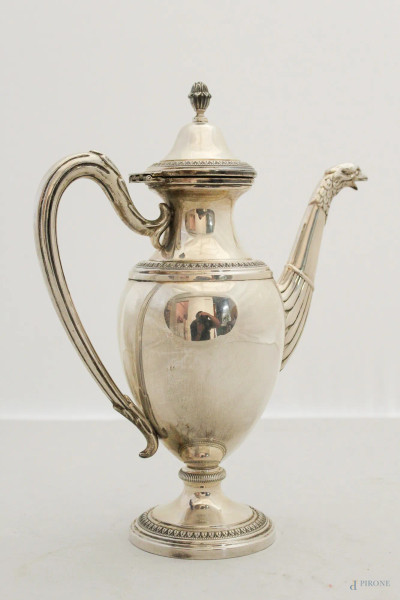 Caffettiera in argento cesellato, h. 26 cm, gr. 460.