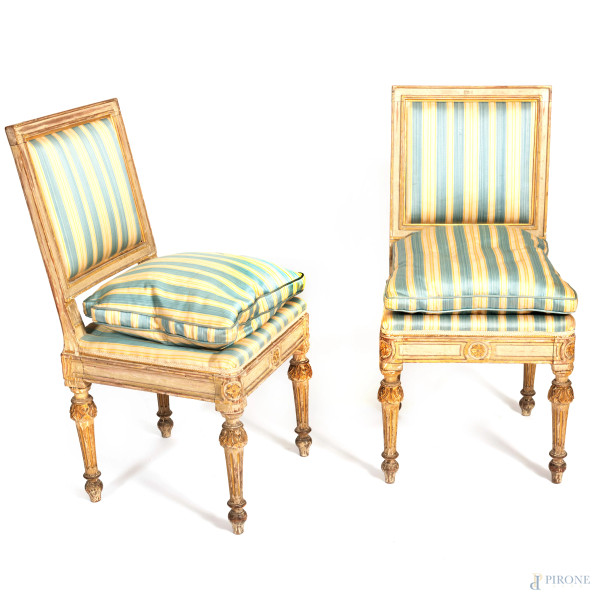 Lotto di due sedie in legno laccato e dorato con sedute e schienali imbottiti e rivestiti in tessuto, XX secolo, cm 90x42x42, (segni di usura, scalfiture, difetti)