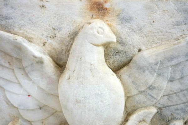 Altorilievo in marmo raffigurante la colomba con un ramoscello di ulivo, XX secolo, iscrizione su...