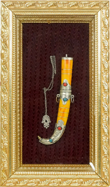 Teca contenente coltello con fendente da collezione, misure ingombro tot cm 31,5x54, arte orientale, XX secolo, (difetti).