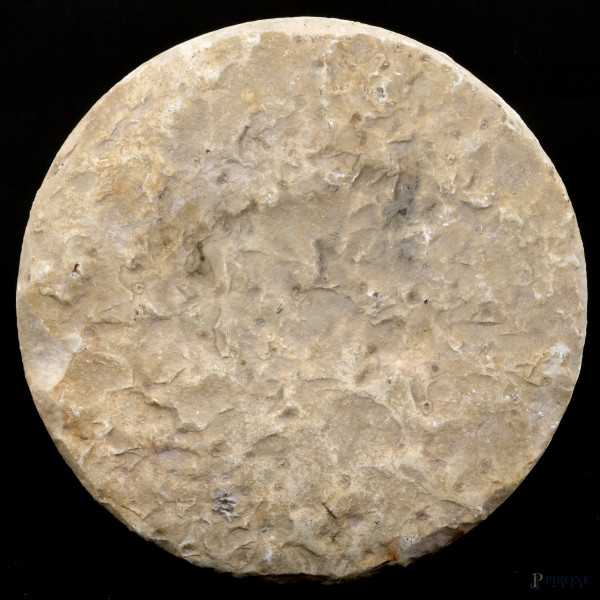 Piano circolare in commesso di marmi policromi . Motivo centrale di ispirazione rinascimentale, c...