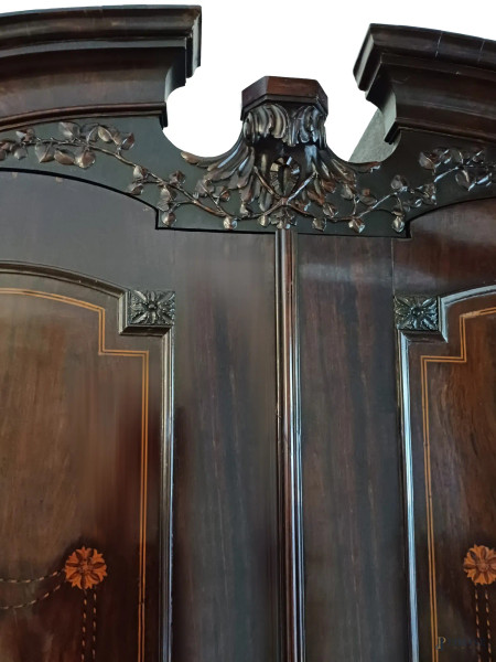 Trumeau in legno intarsiato del XIX secolo, cornice di linea spezzata, fronte a due ante, un cass...