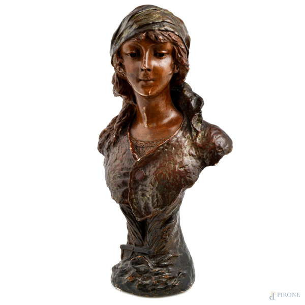 Busto di donna in terracotta dipinta e smaltata, XX secolo, altezza cm 59, (scalfiture, graffi, difetti)