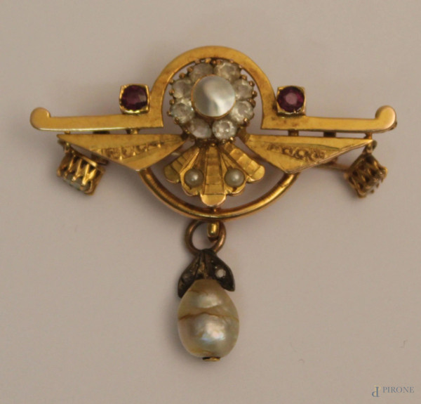 Spilla in oro basso, con rubini e perle, inizi XX sec., gr. 5