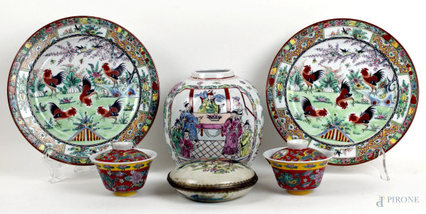 Lotto di sei oggetti in porcellana policroma, arte orientale, XX secolo, alt. max cm 18