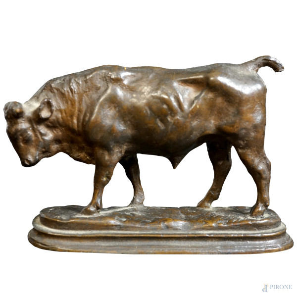 Toro, scultura in bronzo brunito, firmato, fine XIX-inizi XX secolo, cm h 12x8x4