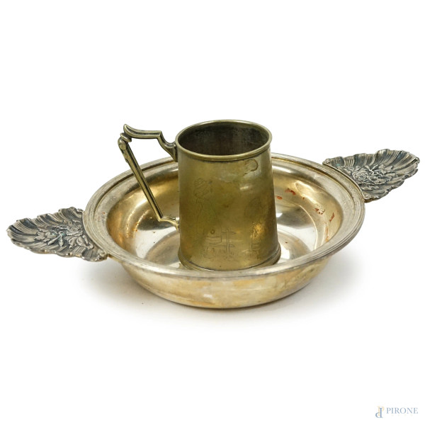 Lotto di una vaschetta ed un boccale in metallo argentato, XX secolo, misure max cm 5x27,5x17,5, (difetti).