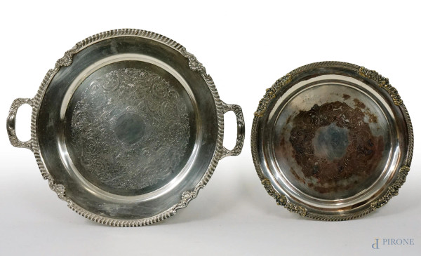 Lotto di un centrotavola ed un vassoio in metallo argentato, misure max cm 36,5x44,5, XX secolo, (segni del tempo).