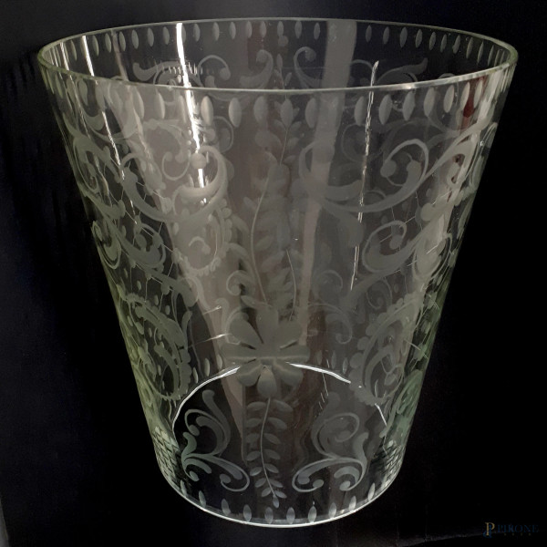 Paralume in cristallo molato e inciso a motivi floreali, alteza cm 26, diametro massimo cm 23, diametro minimo cm ¬¬16