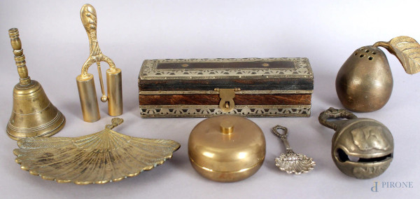 Lotto composto da sette oggetti in metallo ed un cucchiaino in argento.