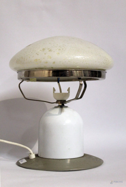 Lampada anni 70 in metallo ed opalina a forma di fungo, h. 28 cm.
