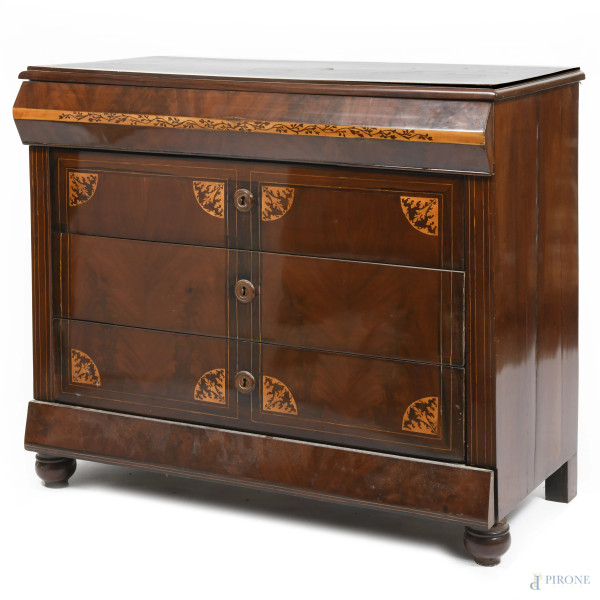 Comò impiallacciato in piuma di mogano con fronte scandito da cinque cassetti in colonna, XX secolo, cm 102x116,5x56,5, (segni di usura, difetti)