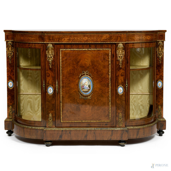 Servante impiallacciata in radica con filettature in bosso e inserti in bronzo dorato. Ante laterali vetrate convesse affiancanti sportello centrale caratterizzato da cammeo in ceramica dipinta con scena galante entro cornice a festoni in bronzo, XX secolo, cm 112x167,5x41,5, (piccoli segni di usura)