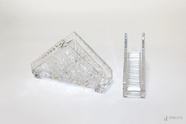 Coppia portatovaglioli in cristallo molato, h. 11 x 18 cm.