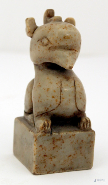 Sigillo, scultura in pietra dura a soggetto di animale mitologico, Cina fine XIX sec, h. 12 cm