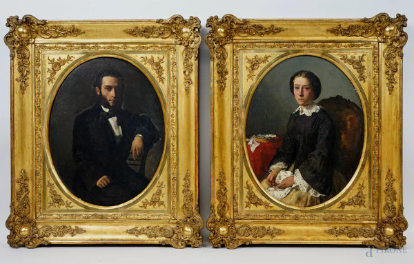 Pittore del XIX secolo, Coppia di ritratti raffiguranti gentiluomo e gentildonna, olio su tavola ad assetto ovale, cm 38X30, entro cornici.