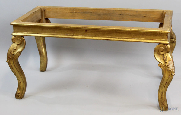 Base per basso tavolino, XX secolo, in legno dorato ed intagliato, poggiante su quattro gambe mosse con particolari scolpiti a foggia di foglie d'acanto, cm h 48x97x53, (mancante piano).