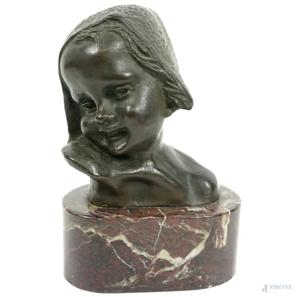 Scultura in bronzo brunito rappresentante una testa di bambina, base in marmo, altezza cm 15