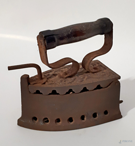 Antico ferro da stiro a carbone, con manico in legno.