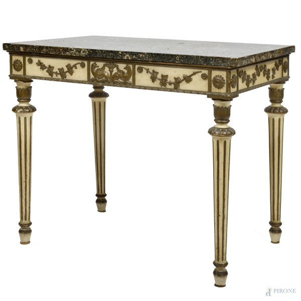 Consolle in stile  Luigi XVI in legno laccato e dorato con piano in marmo. Decori a rilievo raffiguranti grifoni e fiori lungo il profilo. XX secolo, cm 85x101,5x63,5, (segni di usura, scalfiture, difetti)