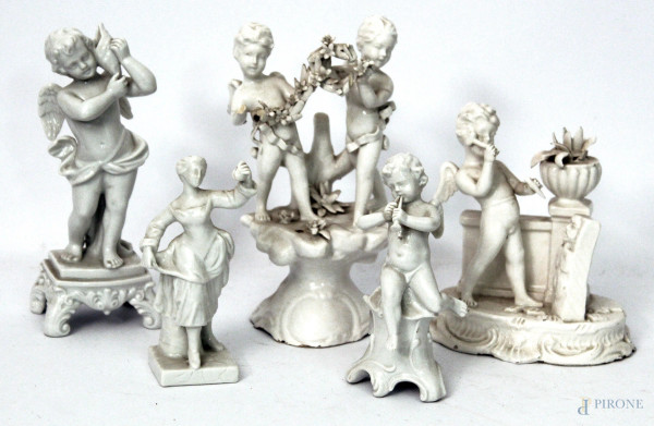 Lotto composto da cinque sculture in ceramica bianca a soggetti di putti ed una dama, (difetti).
