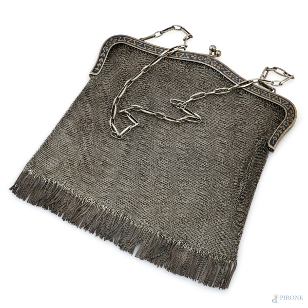 Borsetta da teatro in argento 800/000, XX secolo, cm 19x20, peso complessivo gr 300, (segni di usura, difetti)