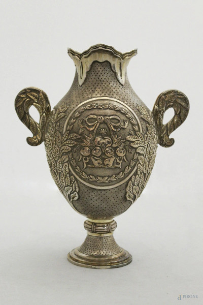 Alzata a coppa in argento sbalzato e cesellato a decoro floreale, h. 24 cm, gr.680.