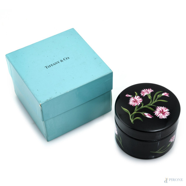 Scatolina in porcellana smaltata a fondo nero con decoro floreale Tiffany by Sybil Connolly, cm 6x8, (segni di usura)
