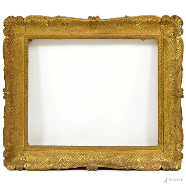 Cornice napoletana in legno intagliato, inciso e dorato, XIX secolo, ingombro cm 62x71, battente cm 44,5x53,5, (difetti)