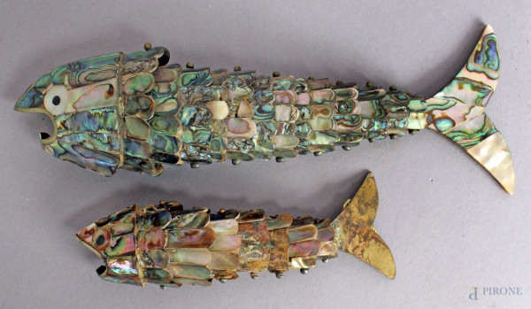 Lotto composto da due pesci in madreperla, altezza 22 cm, (mancanze).