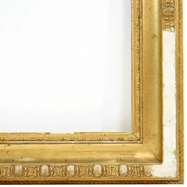 Cornice in legno e pastiglia dorata, XIX secolo, ingombro cm 95x116, battuta cm 73,5x93, (difetti...