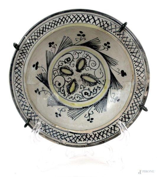 Coppetta in ceramica di Faenza del XV secolo, a decoro di fiori, altezza cm 5,5, diametro cm 17, (restauri).