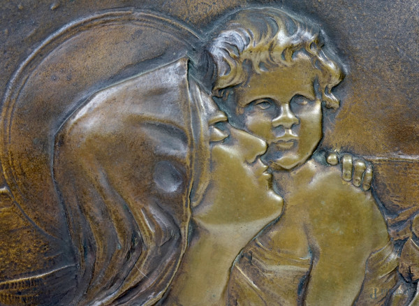 Madonna col Bambino, bassorilievo in bronzo, inizi XX secolo, cm h 37.5x64